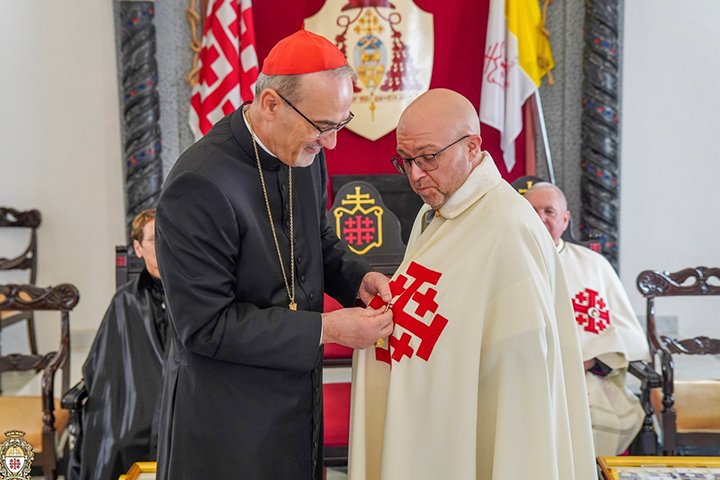 Knight receiving the Pilgrim Shell from the Lieutenant at the Annual Meeting